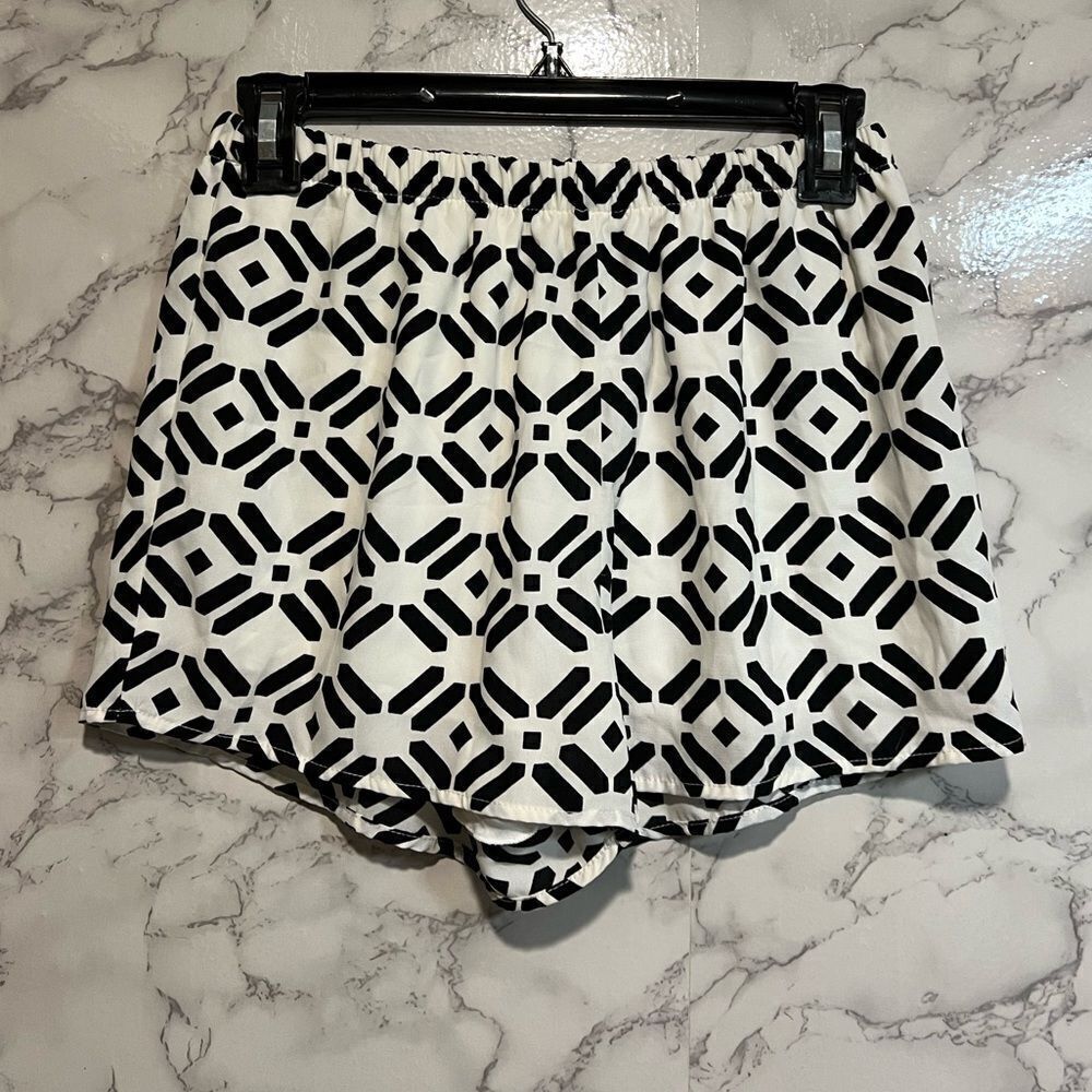 Everly Geometric Black White Elastic Waist Shorts Size S Lined Polyester.